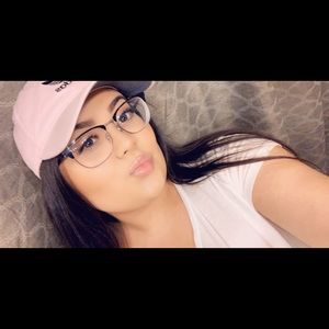 Meet your Posher, Violeta